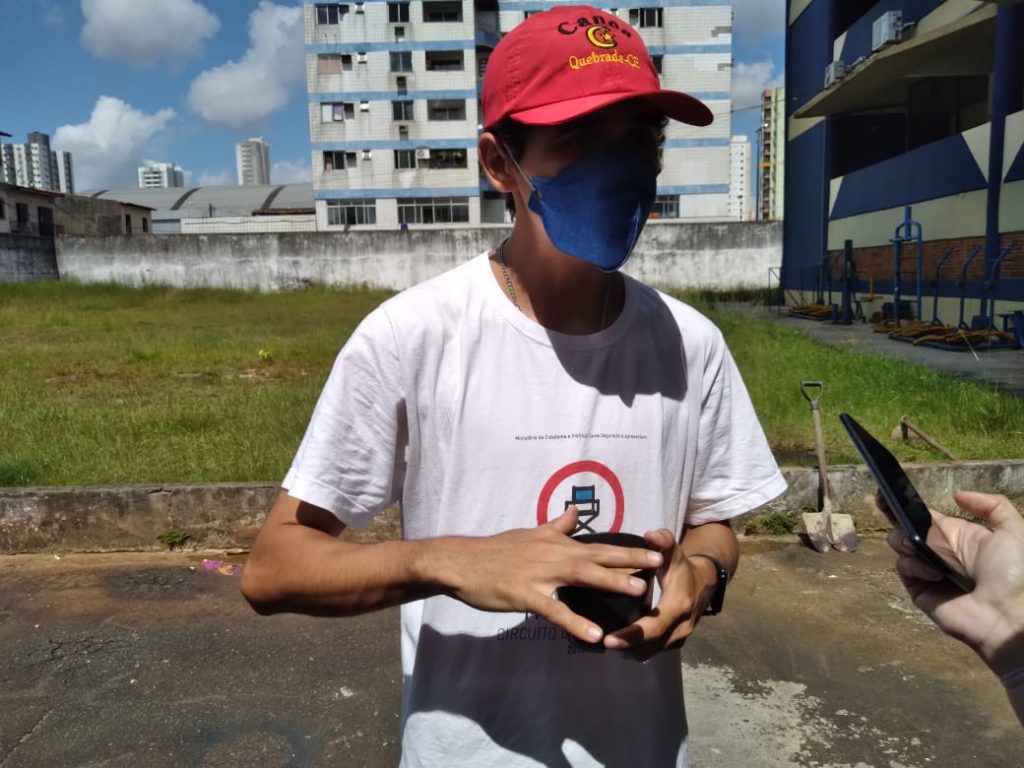 Jovem que participou das oficinas de Horticultura na sede da Sejel