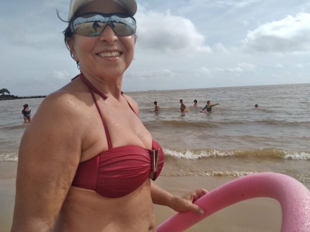 A aposentada Jane Costa curtiu a programação monitorada pelos educadores físicos