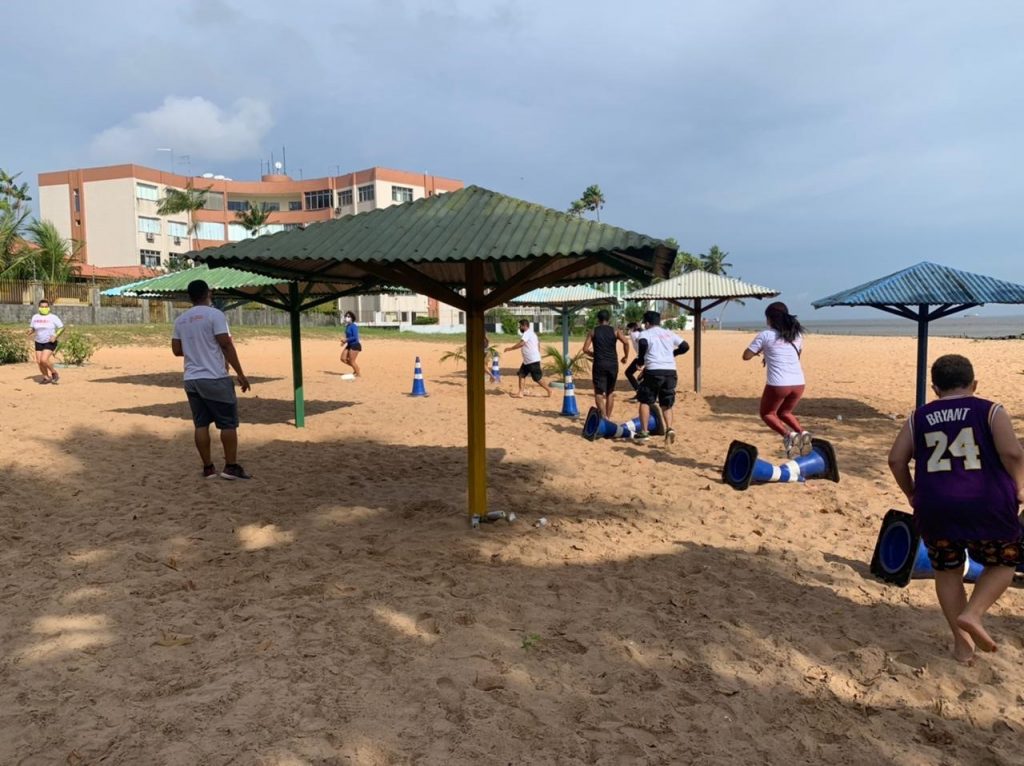 Atividade esportiva na praia de Mosqueiro nesta terça-feira, 13