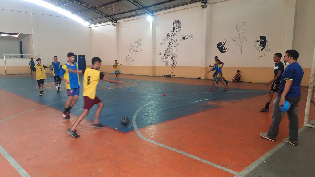 Escolinhas de futsal treinam gratuitamente no Espaço Esportivo e Cultural Mestre 70. (Foto: Vito Gemaque)