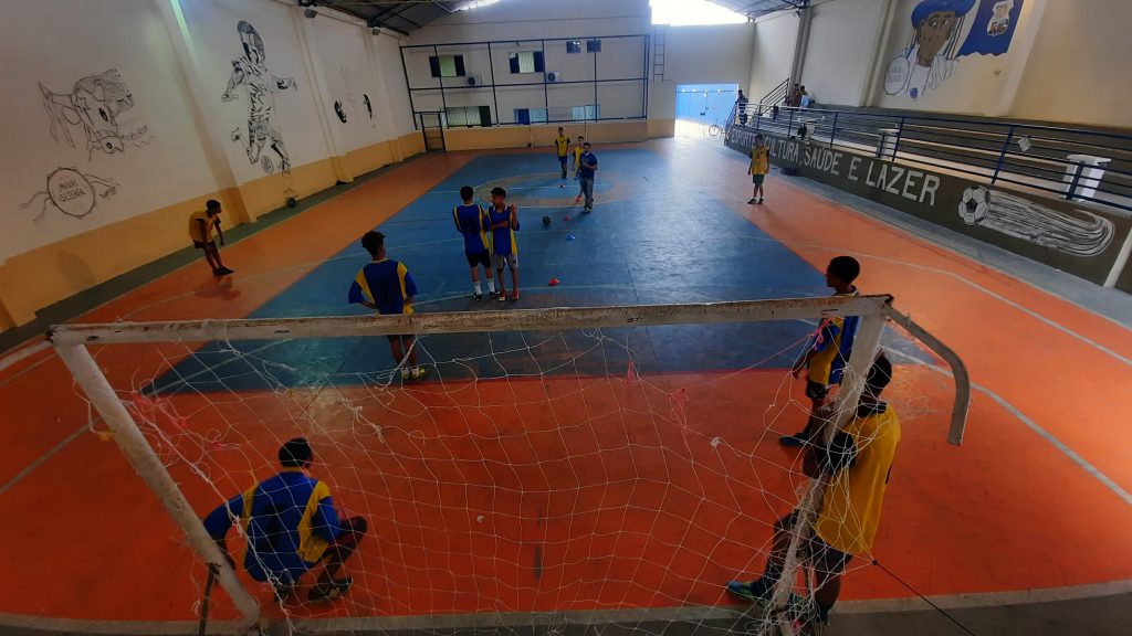 Escolinhas de futsal treinam gratuitamente no Espaço Esportivo e Cultural Mestre 70. (Foto: Vito Gemaque)